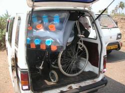 Bagageluckan på en minibuss, fullpackad med rullstol och luftmadrass.