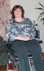 En kvinna i en rullstol.