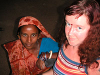 En indisk kvinna och en svensk kvinna tittar in i kameran.