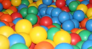 Färgglada bollar i ett bollhav.
