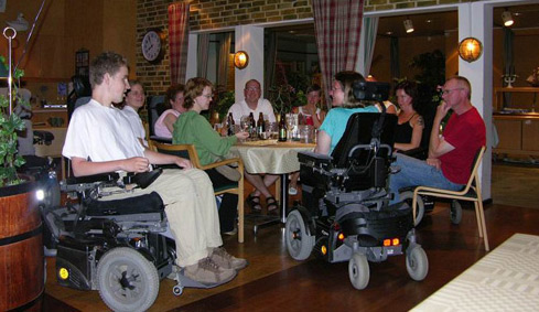 Några deltagare på muskelträffen samlade runt ett bord.
