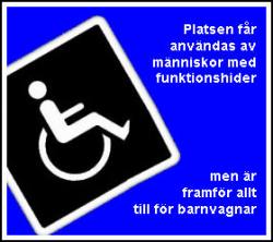 Skylt med texten Platsen får användas av människor med funktionshinder men är framför allt till för barnvagnar.