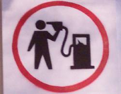 Tecknad man som siktar på sitt huvud med bensinpumpen.